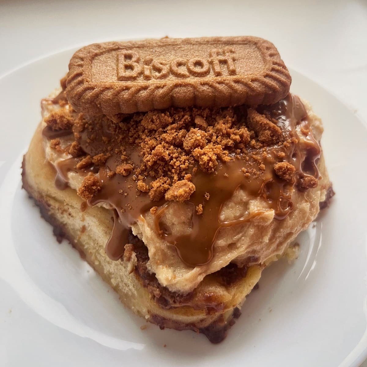 Biscoff – Kaneelirull toorjuustukreemi, Biscoffi kreemi ja küpsistega