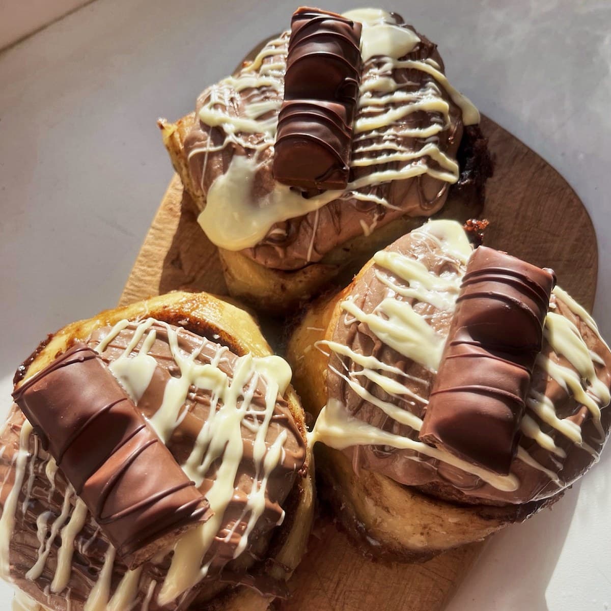 Kinder Bueno – Kaneelirull toorjuustu-pähklikreemi, šokolaadi ja Kinder Buenoga